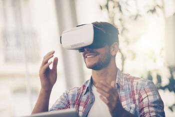 Mann trägt Virtual Reality-Brille