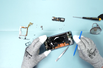 Die obere Platine wird entnommen