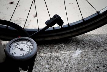 Der richtige Reifendruck am Fahrrad lässt sich mit einer Luftpumpe samt Manometer einstellen.