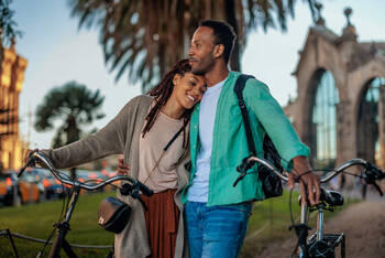Ein Paar steht verliebt mit ihren Fahrrädern da
