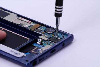 Schrauben des Samsung Galaxy Note 9 Motherboards lösen