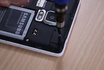 Abschrauben der Samsung Galaxy Note Edge Abdeckung