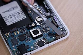 Steckverbindung des Samsung Galaxy Note Edge Motherboards lösen