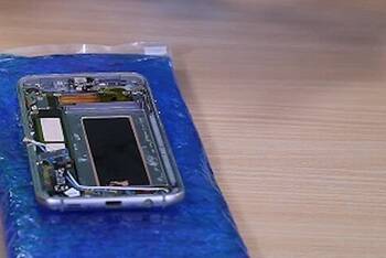 Die Platine des Samsung Galaxy S7 edge entfernen