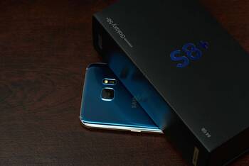 Samsung Galaxy S8 liegt unter seiner Verpackung