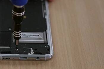 Die Schrauben des Samsung Galaxy S8 entfernen
