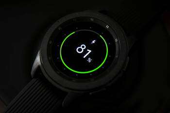 Samsung Galaxy Smartwatch wird aufgeladen