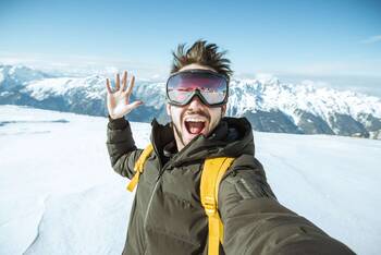 Mann macht Selfie beim Wintersport