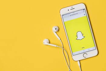 Smartphone mit Snapchat Symbol auf dem Bildschirm