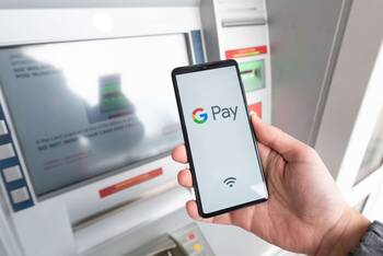 Person benutzt Google Pay