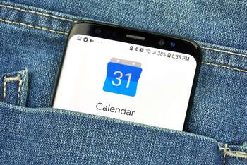 Smartphone mit Google Kalender auf dem Bildschirm in einer Hosentasche