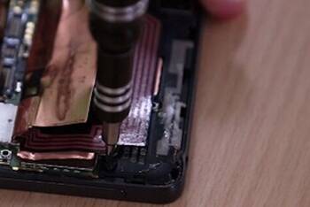 Sony Xperia E5 Schrauben am Motherboard lösen