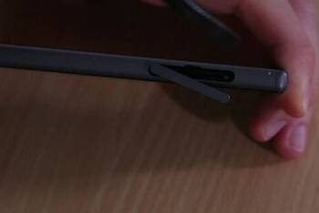 SIM-Karte des Sony Xperia E5 entnehmen