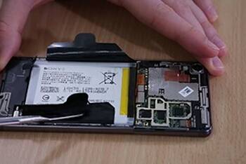 Sony Xperia XA Akku mit Pinzette an Klebestreifen
