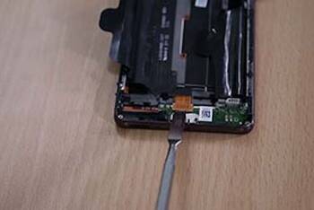Sony Xperia XA Steckverbindung mit dem Spatel lösen