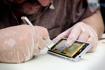 Die Überstände des Sony Xperia Z3 Compact entfernen