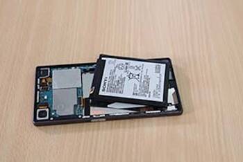 Den Akku des Sony Xperia Z5 herausnehmen