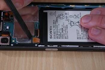 Die Akkuverbindung des Sony Xperia Z5 lösen
