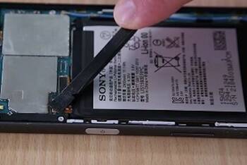 Die Akkuverbindung des Sony Xperia Z5 festmachen