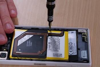 Die Schrauben des Sony Xperia Z5 Compact lösen