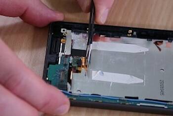 Die Ladebuchse des Sony Xperia Z5 entnehmen
