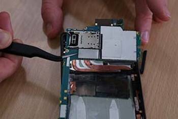 Das Motherboard des Sony Xperia Z5 herausnehmen