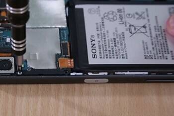 Die Schrauben des Sony Xperia Z5 lockern