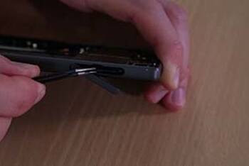 Den SIM-Schlitten des Sony Xperia Z5 entfernen