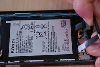 Sony Xperia Z5 Akku-Klebestreifen herausziehen