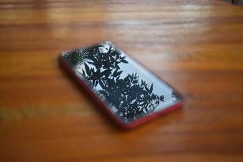 Smartphone liegt auf Holzuntergrund
