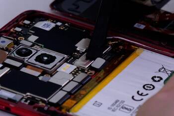Akku-Steckverbindung lösen beim OnePlus 6
