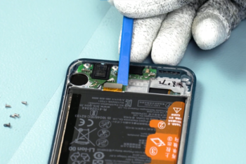 Steckverbindungen unter der Platine werden gelöst