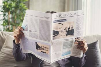 Ein Mann liest eine Zeitung 