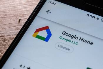 Bildschirm eines Smartphones mit Google Home App