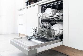 Geöffnete Spülmaschine mit sauberen Geschirr