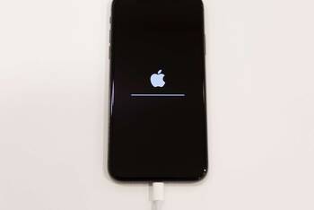 iPhone mit eingestecktem Lightning-Kabel führt ein Update aus