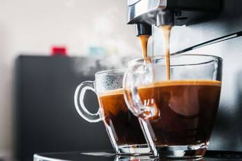 Kaffeemaschine macht parallel zwei Tassen Kaffee
