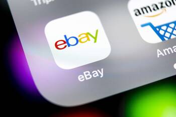 Nahaufnahme eines Smartphones zeigt die eBay App