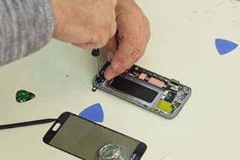 Die USB-Platine und Kopfhörerbuchse des Samsung Galaxy S7 entfernen