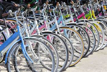 Eine Reihe gebrauchter Fahrräder