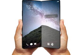 Zwei Hände halten ein faltbares Smartphone mit dem Bildschirm zum Betrachter gezeigt.