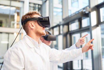 Mann benutzt VR-Brille