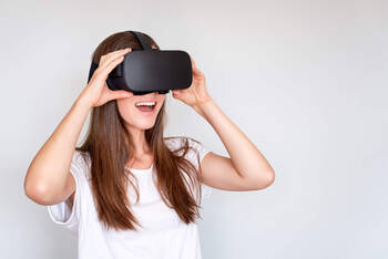 Frau freut sich mit VR-Brille