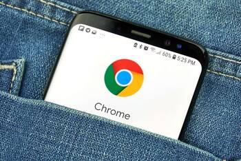 Handy mit Chrome auf dem Display in einer Hosentasche