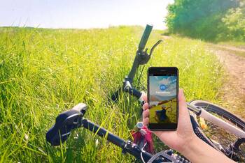 Smartphone mit geöffneter FahrradPass-App von Wertgarantie