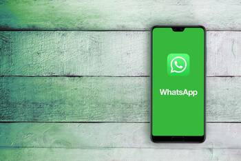 Smartphone mit WhatsApp Symbol auf Display
