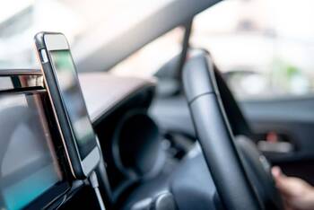 Smartphone in Handyhalterung im Auto