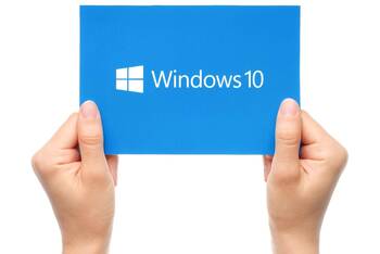 Hände halten blau Karte hoch, auf der "Windows 10" steht