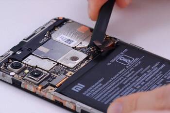 Den Xiaomi Mi A2 Lite Akkustecker lösen