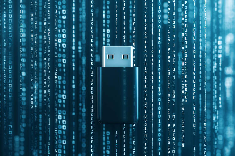 Eine USB-Stick ist umgeben von Zahlen und Datensträngen.